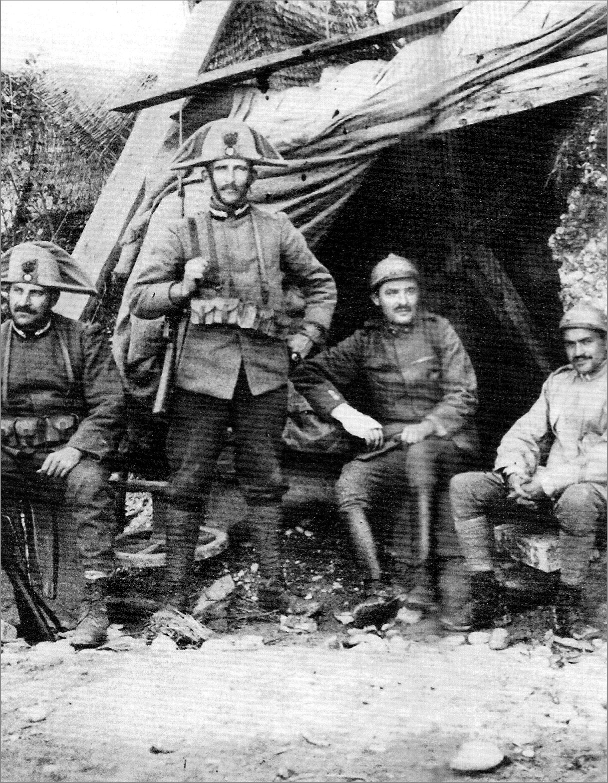 Regi Carabinieri al fronte nel 1916; in quel contesto, hanno l’ordine di sparare ai soldati che si rifiutano di combattere. (Da “il biennio 1914-1915”, di E. Brunetta, Cesena, 2015). 